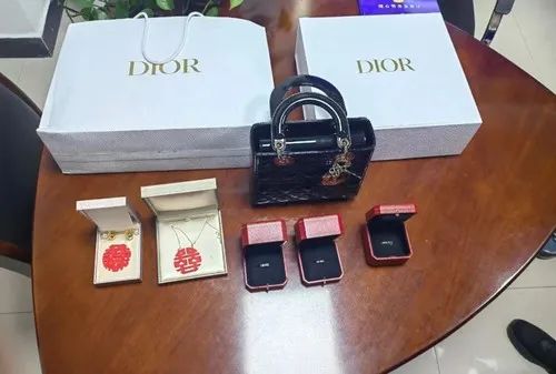 DƬ